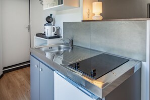 Fridge, stovetop, coffee/tea maker, electric kettle - Bed and Breakfast 'La Gironde - Chambre Naturiste' with Shared Pool, Wi-Fi and Air Conditioning (Blanzaguet-Saint-Cybard)
