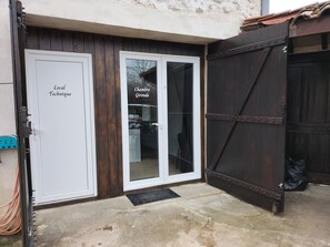 Exterior detail - Bed and Breakfast 'La Gironde - Chambre Naturiste' with Shared Pool, Wi-Fi and Air Conditioning (Blanzaguet-Saint-Cybard)