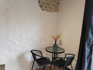 Dining - Bed and Breakfast 'La Gironde - Chambre Naturiste' with Shared Pool, Wi-Fi and Air Conditioning (Blanzaguet-Saint-Cybard)