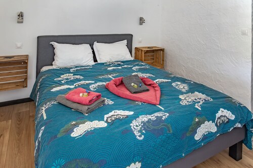 Bed and Breakfast 'La Gironde - Chambre Naturiste' with Shared Pool, Wi-Fi and Air Conditioning