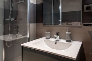 Shower, hair dryer, towels