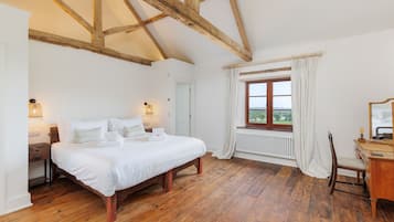 Iron/ironing board, travel cot, free WiFi, bed sheets