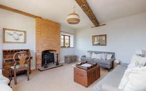 TV, fireplace - The Farmhouse at Nunwell (Brading)