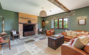 TV, fireplace - The Farmhouse at Nunwell (Brading)