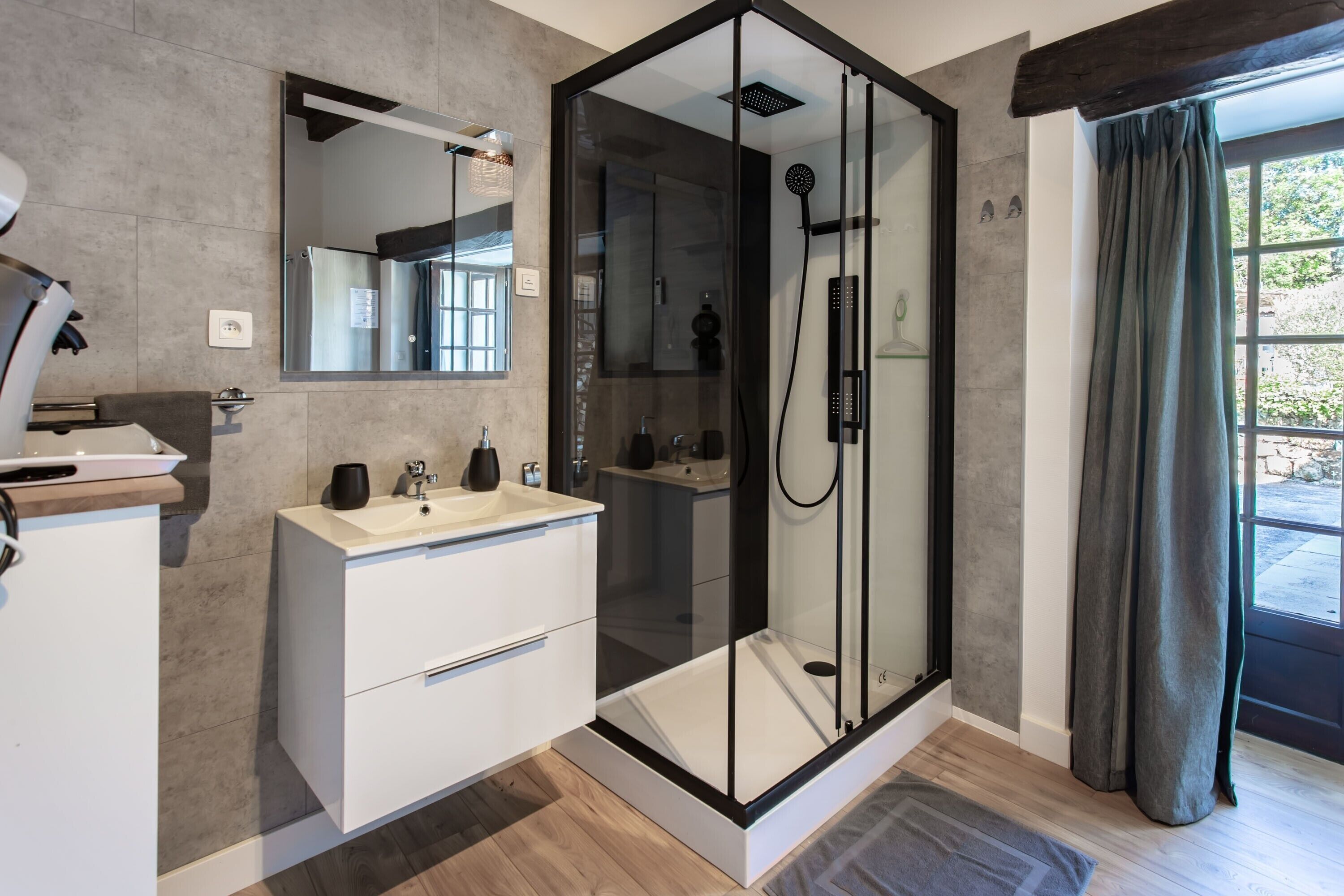 Shower, hair dryer, towels