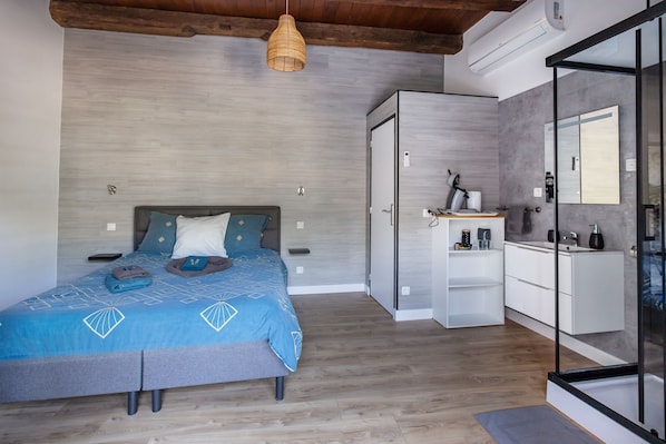 WiFi, bed sheets