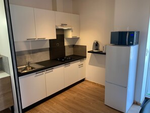 Een koelkast, een magnetron, een kookplaat