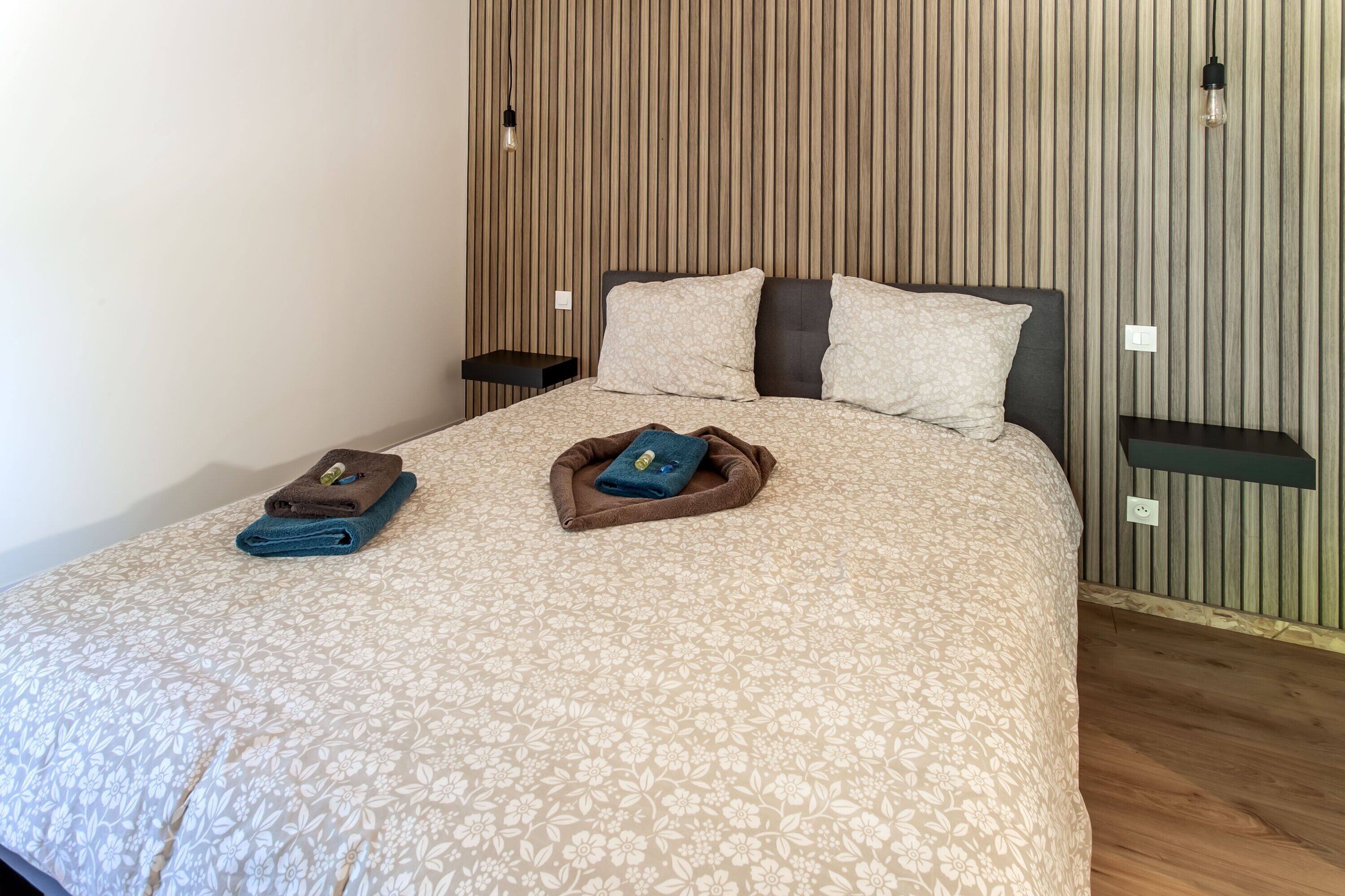 WiFi, bed sheets