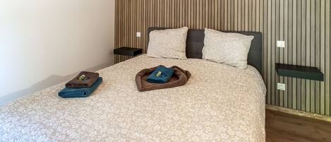 WiFi, bed sheets