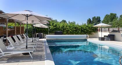 Chambre d’hôtes « Studio Bordeaux - Chambre Naturiste » avec piscine, Wi-Fi et climatisation