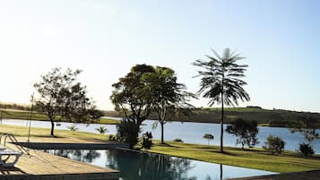 Suite, Flussblick | Infinity-Pool | Außenpool, Sonnenschirme, Liegestühle