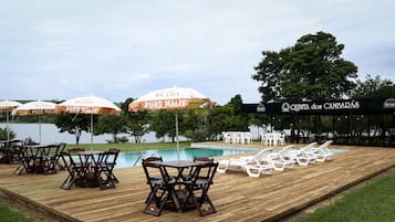 Piscina externa, guarda-sóis, espreguiçadeiras