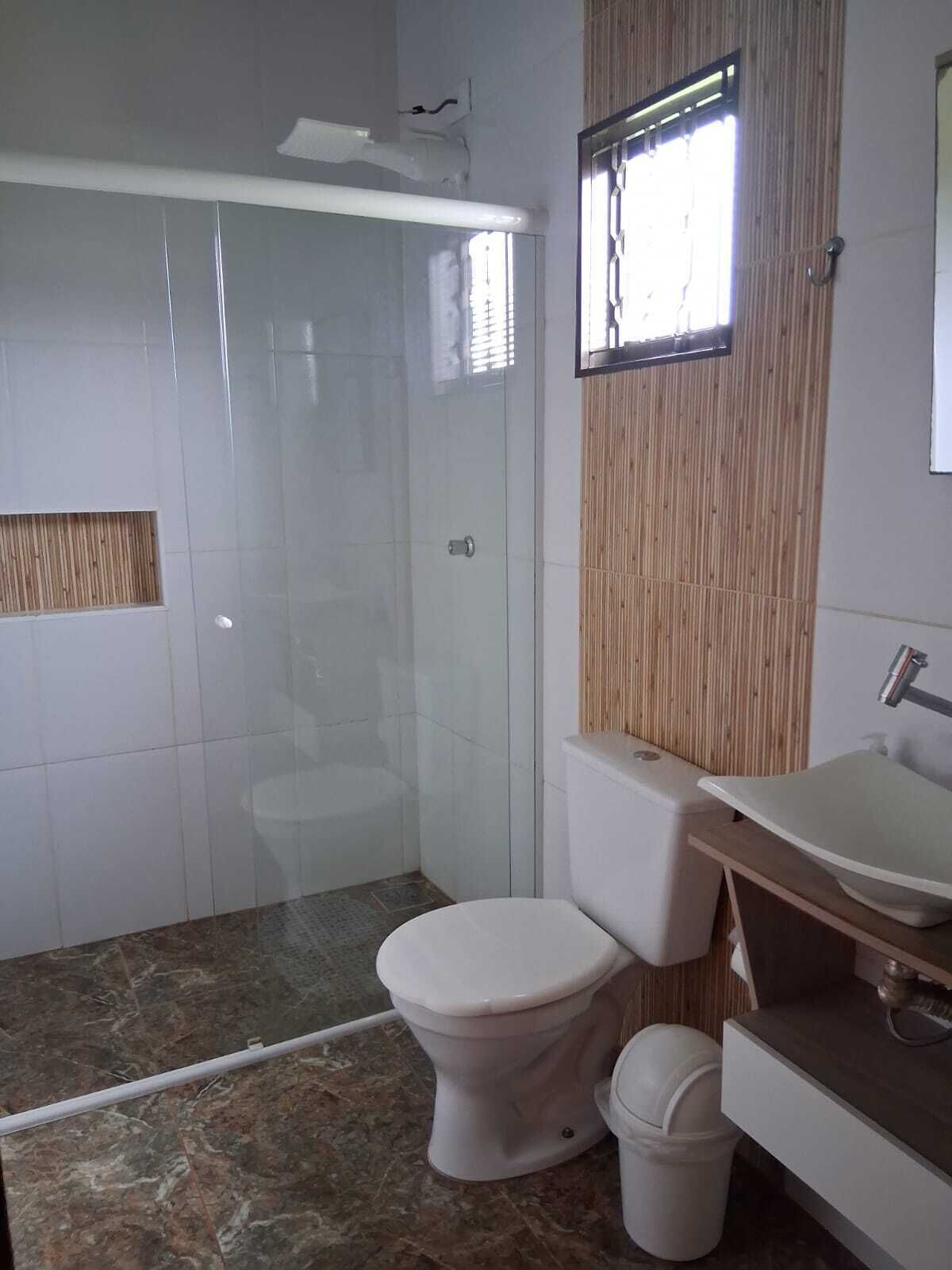 Suíte, vista para o rio | Banheiro | Chuveiro, toalhas de banho, papel higiênico 