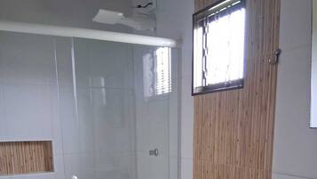 Suíte, vista para o rio | Banheiro | Chuveiro, toalhas de banho, papel higiênico