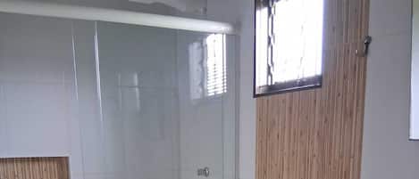 Suite, vista fiume | Bagno | Doccia, asciugamani, carta igienica