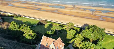 Sur la plage, chaise longue