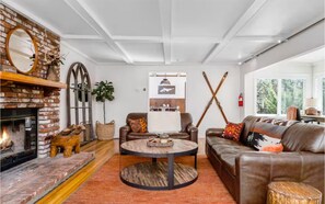 Living area - Great Outdoor Space, Views, Hot Tub, Dogs Welcome (Big Bear,)