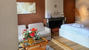 Quarto casal, varanda, vista para o pátio | Área de estar