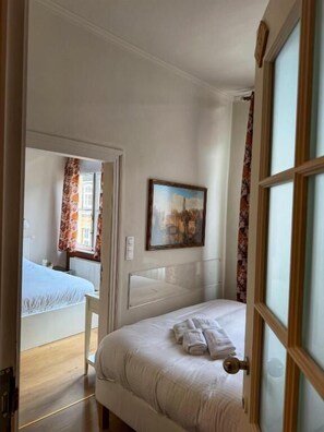 خزنة داخل الغرفة وستائر تعتيم وتجهيزات عازلة للصوت وواي فاي مجانًا