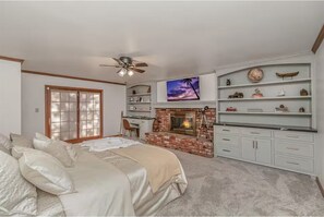 Iron/ironing board, WiFi, bed sheets - 5 Bedroom Cabin, Hot Tub, Fire Pit, Great Location (Big Bear,)