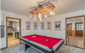 Games room - 5 Bedroom Cabin, Hot Tub, Fire Pit, Great Location (Big Bear,)