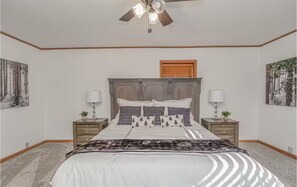 Tabla de planchar con plancha, wifi y ropa de cama 