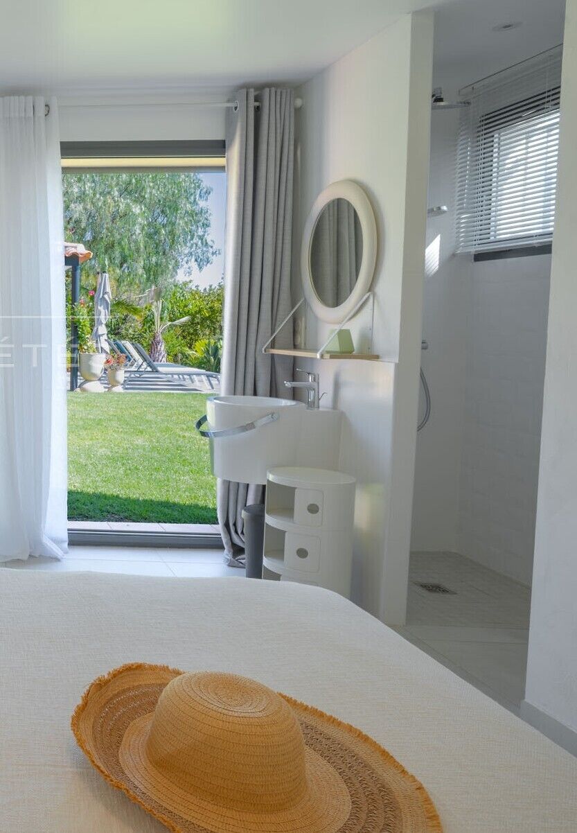 5 bedrooms, desk, iron/ironing board, travel cot