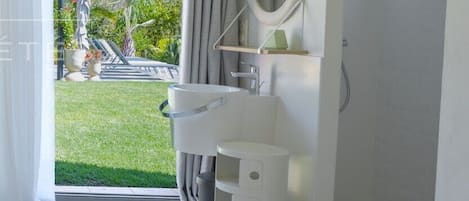 5 bedrooms, desk, iron/ironing board, travel cot