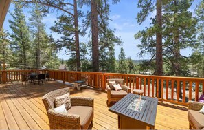 Outdoor dining - Delightful 6-bedroom cabin with AC in Big Bear Lake (Big Bear Lake,)