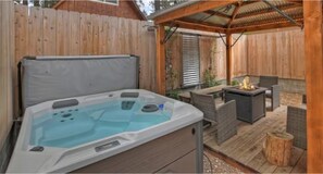 Outdoor spa tub - Modern Cabin, Fully Fenced Yard Hot Tub, Waterfall (Big Bear Lake,)
