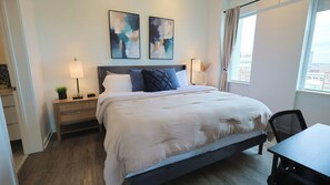 2 bedrooms, iron/ironing board, WiFi, bed sheets - Kansas City King Lux Retreat - Massage Chair - Gym - Free Parking (Kansas City)