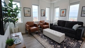 Living area - Kansas City King Lux Retreat - Massage Chair - Gym - Free Parking (Kansas City)