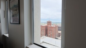 Interior - Kansas City King Lux Retreat - Massage Chair - Gym - Free Parking (Kansas City)