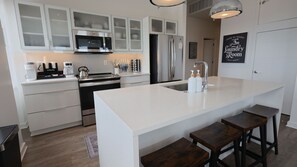 Private kitchen - Kansas City King Lux Retreat - Massage Chair - Gym - Free Parking (Kansas City)