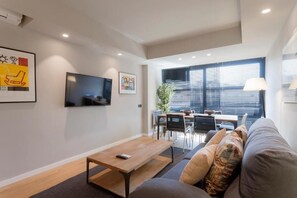 Superior Apartment, Balcony, City View | Living area | 32-inch flat-screen TV with cable channels - Salamanca II (Madrid)