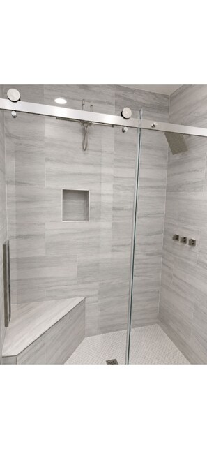 Secador de cabelo, toalhas de banho, sabonete, papel higiênico