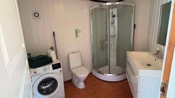 Douche, sĂšche-cheveux, serviettes fournies, savon