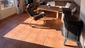 Ein Wohnzimmer mit einer Couch, einem Couchtisch, einem Fernseher und einem Kamin.