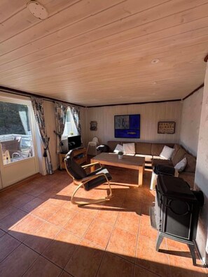 Living area - Waterfront 4-bedroom cabin in Flekkeroy, Kristiansand perfect for your getaway (Agder)