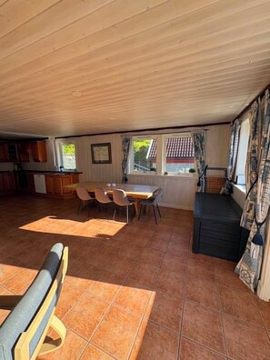Dining - Waterfront 4-bedroom cabin in Flekkeroy, Kristiansand perfect for your getaway (Agder)