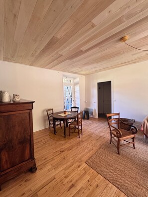 Dining - Renovated Périgourdine stone house with grounds (Daglan)