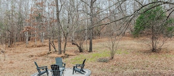 Artisan's Cottage: Woodsy+Private, Central to 151