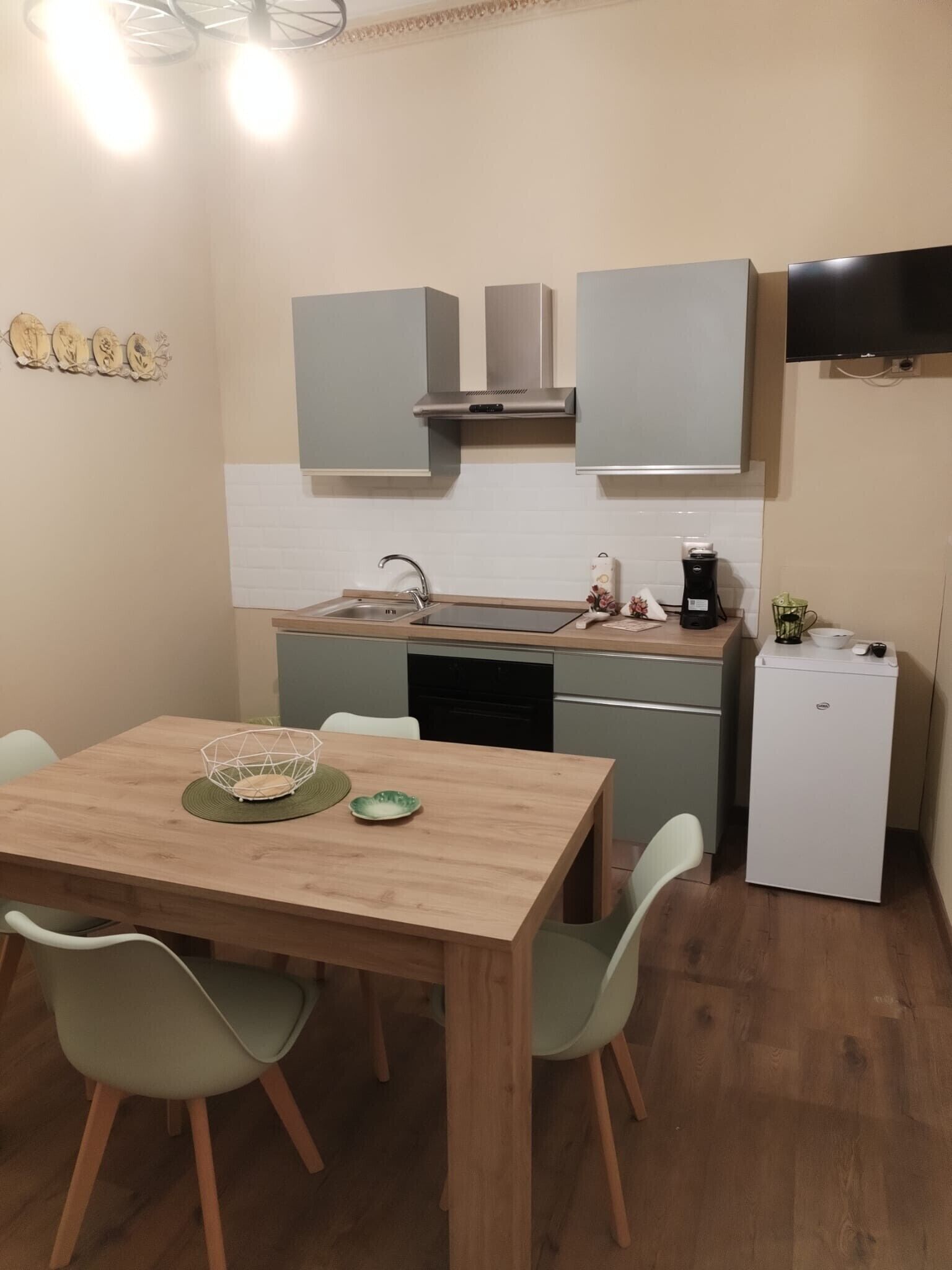 Fridge, oven, coffee/tea maker, cookware/dishes/utensils