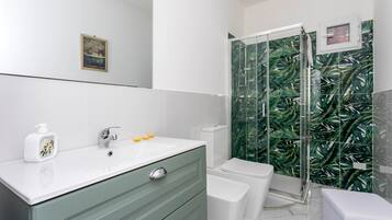 Dusche, Haartrockner, Handtücher