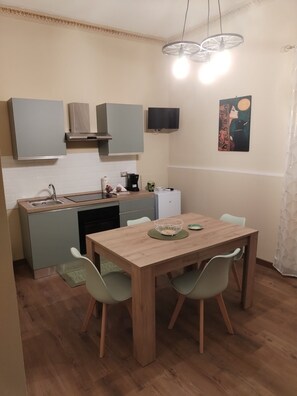 Kühlschrank, Ofen, Wasserkocher mit Kaffee-/Teezubehör