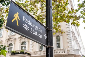 Ein Wegweiser zum Bahnhof Paddington.