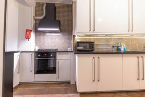 Frigorifero, microonde, forno, piano cottura