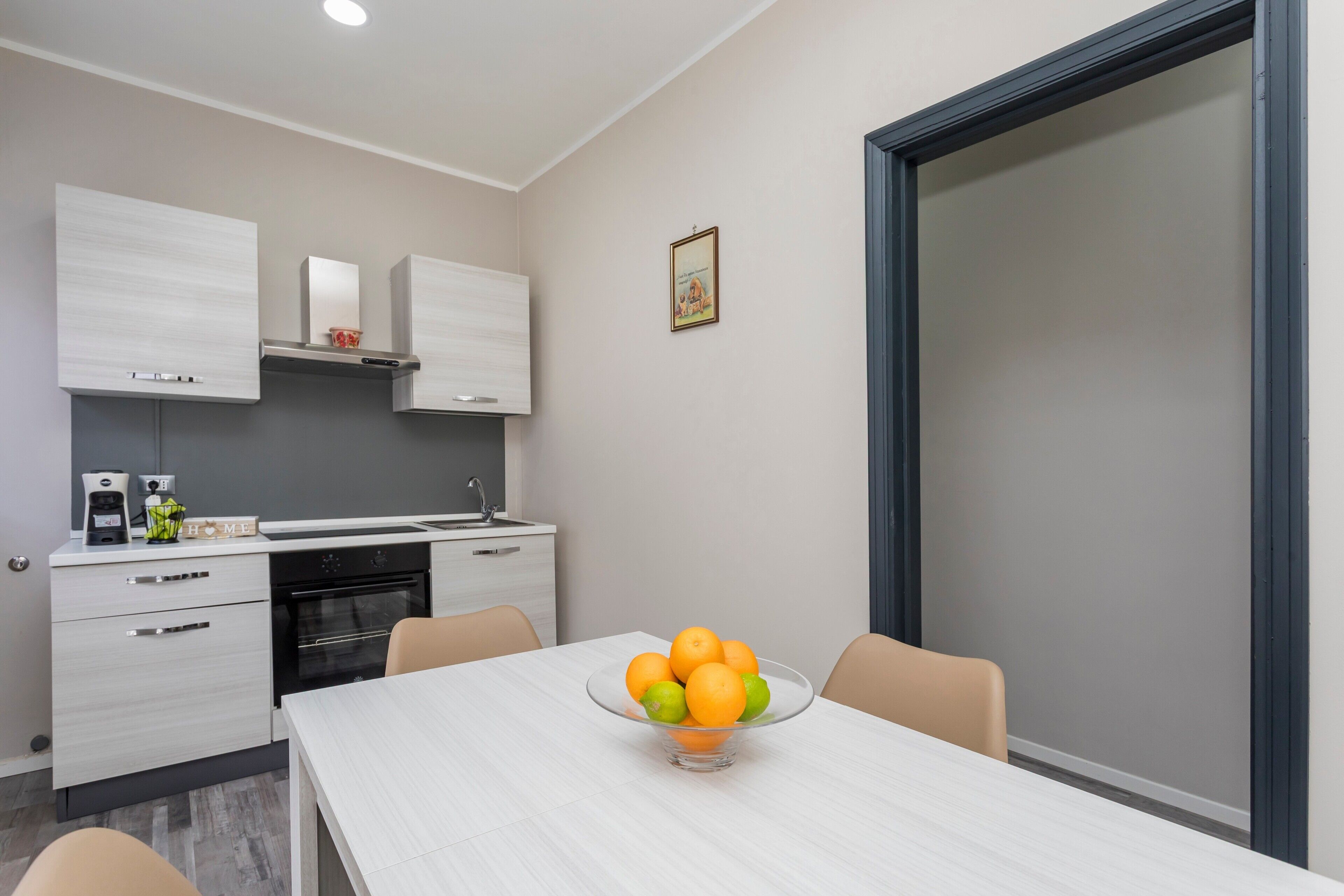 Frigorífico, horno, placa de cocina y cafetera o tetera