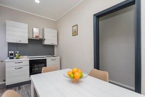 Fridge, oven, stovetop, coffee/tea maker