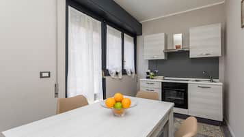 Fridge, oven, stovetop, coffee/tea maker